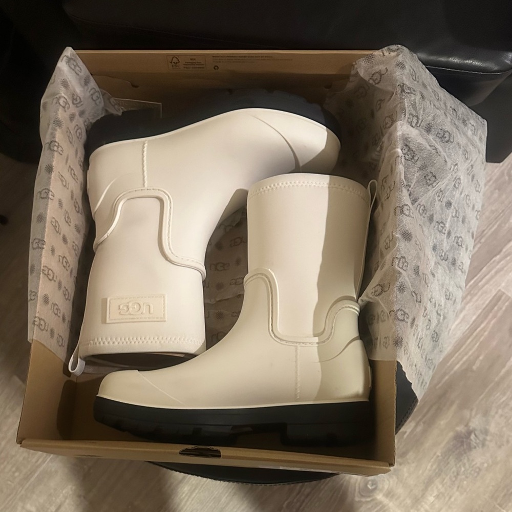 Excellent condition with a few light scuff marks. Worn only a couple times.